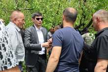 ՀՀ էկոնոմիկայի նախարար Գևորգ Պապոյանը և Արագածոտնի մարզպետ Սերգեյ Մովսիսյանն այսօր այցելեցին Արագածոտնի մարզի որոշ բնակավայրեր, տեղում ծանոթացան օրերս տեղացած կարկուտի պատճառած վնասներին 