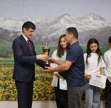 Մարզպետը պատվոգրեր ու գավաթներ հանձնեց «ՀՀ Վարչապետի գավաթ» սիրողական խճուղային հեծանվավազքի  մարզային առաջնությունում մրցանակային տեղեր զբաղեցրած աշակերտներին 